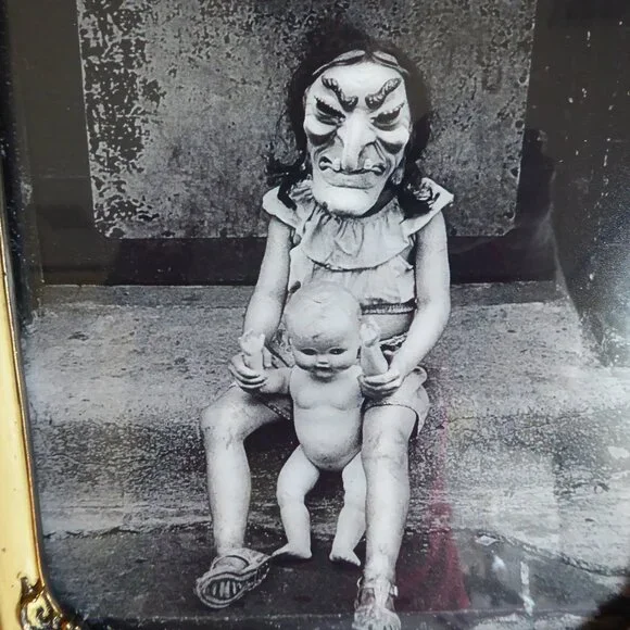 NEW 15" HALLOWEEN CREEPY WITCH GIRL HOLDING DOLL SCARY FRAME EASEL BACK ODDITY - Picture 4 of 11